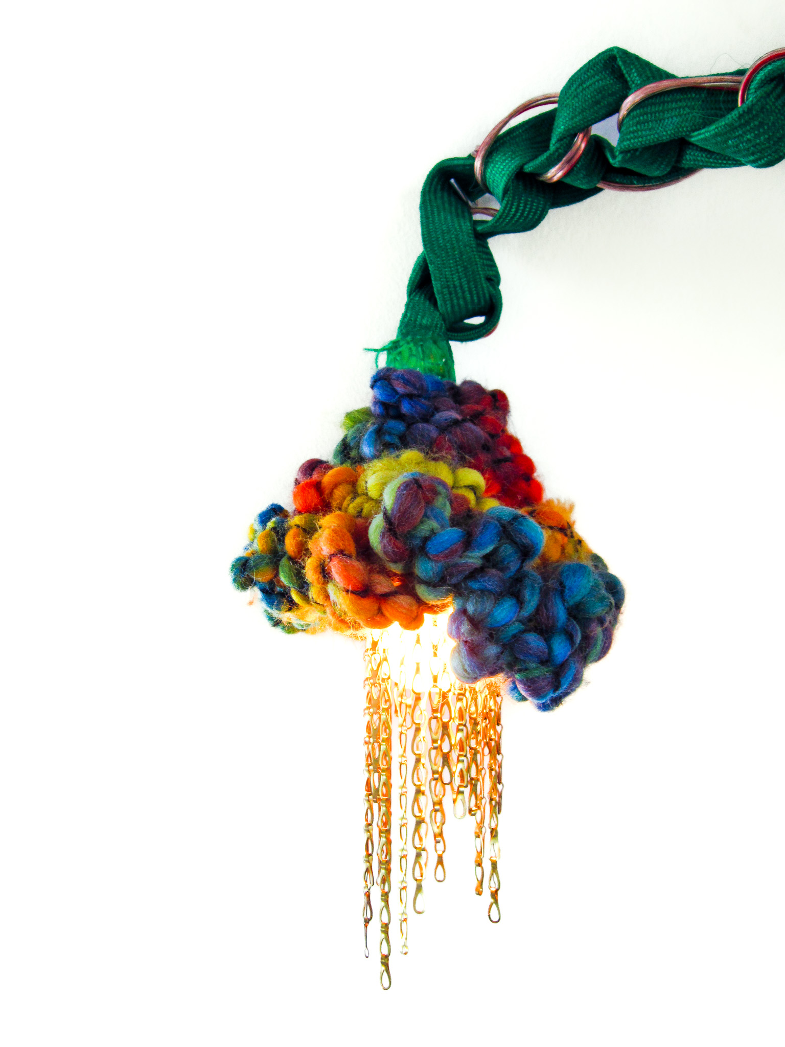 Licht object 1.0 — close-up van een kleurrijk wollen lampje met gouden-ketting franjes